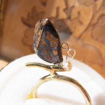 オパールの蝶が手にとまるリング（真鍮、フリーサイズ）の画像