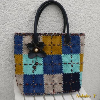 織りモチーフのカラフルバッグ（ブルー系）の画像