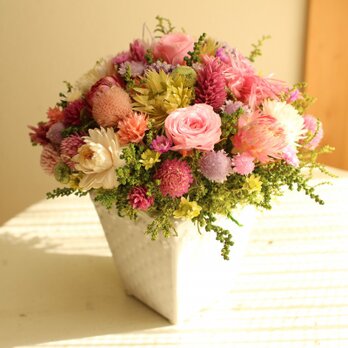 白い陶器にお花畑アレンジ