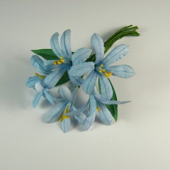 手染めの布花 青いアガパンサス(君子蘭)のコサージュの画像