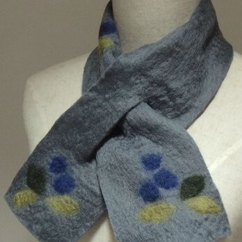 グレーに青い実のフェルトミニマフラー