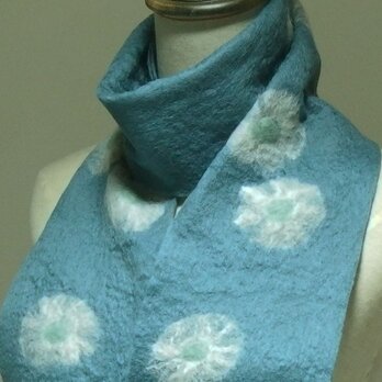 青磁色に白いお花のフェルトマフラー