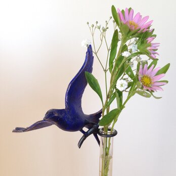 花を摘む青い鳥の一輪挿しの画像