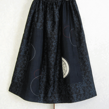 着物リメイク♪大島紬と紋と刺し子を入れたスカート（裏地付き）の画像