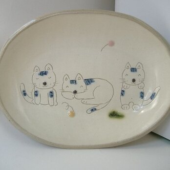 猫の楕円皿の画像