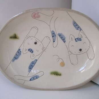 猫の楕円皿の画像