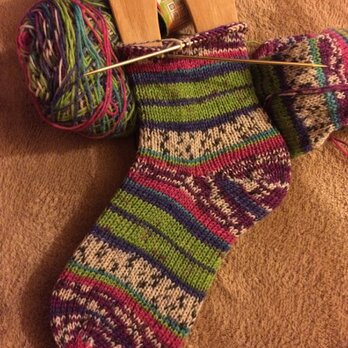 ドイツソックヤーンの手編み靴下【ワニのパイロット 】の画像