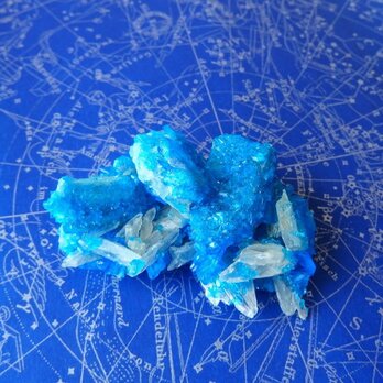 カルカンサイト・オン・セレナイト　人工結晶　ポーランド産　51g/ 鉱物・原石の画像