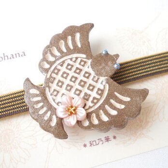 (やきもの帯留）鹿の子柄の福良雀＆ピンクシェル小梅　　すずめ