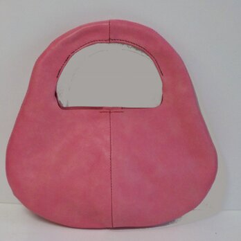 手縫い　ピンクの牛革で出来た、ワンハンドバッグの画像