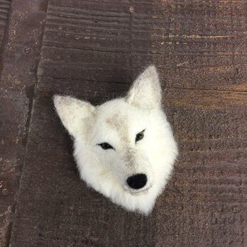 ウールの白い狼ブローチ  再出品の画像