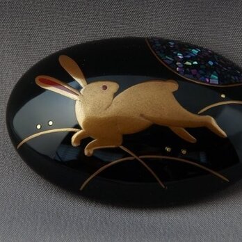漆塗・兎蒔絵帯留