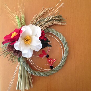 椿と和紙羽根のしめ縄リース