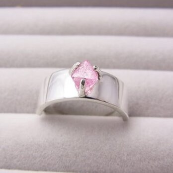ピンクスピネル結晶のリングの画像