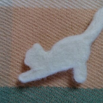 羊毛シルエットブローチ*伸び猫*白の画像
