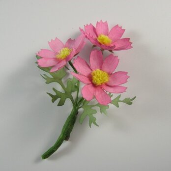 手染めの布花  ピンクのコスモス(秋桜)のコサージュの画像