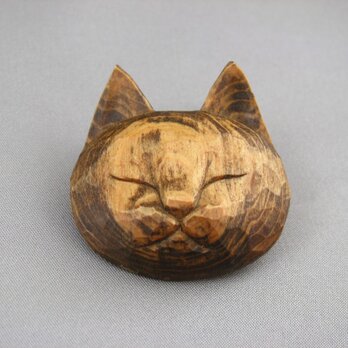 木彫りの細目猫ブローチの画像