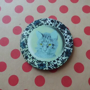 グレーのシマ猫さんのお皿のウッドブローチの画像