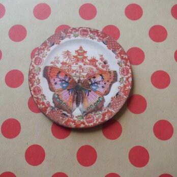 赤い蝶さんとお花のお皿のウッドブローチの画像