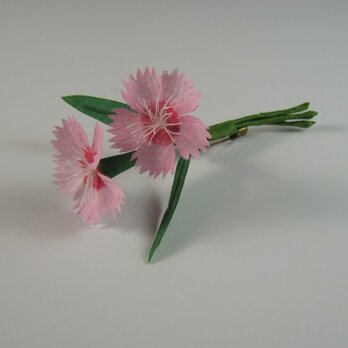 手染めの布花  ピンクのなでしこ(撫子)のコサージュ（親子で使えるコサージュ）の画像