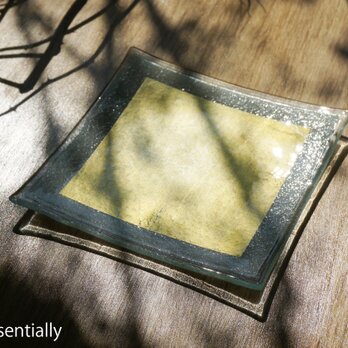 ガラスの角皿 -「 金色のガラス 」● 15.5cm角・金色の画像