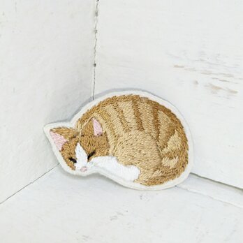 眠るトラ猫ちゃん*刺繍ブローチの画像