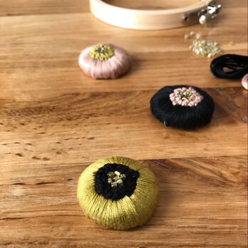 刺繍くるみボタンヘアゴム【黄緑×黒】の画像