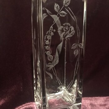 すずらんと薔薇の花瓶  〜手彫りガラス〜の画像