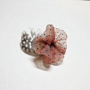 ドット柄の羽根のお花のリング（ピンク）の画像