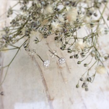 かすみ草のピアス