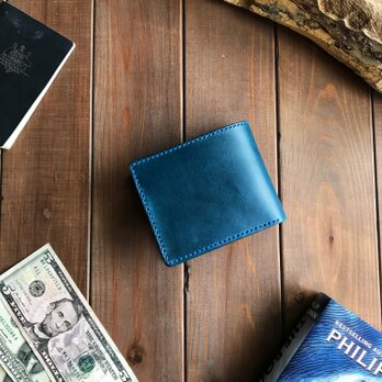 イタリアンレザーを使用した青色の二つ折り財布の画像