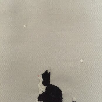 ハンカチ 冬の黒白猫の刺しゅう(雪と福寿草)の画像