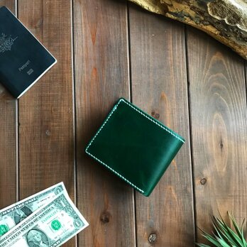 イタリアンレザーを使用した緑と無地の二つ折り財布の画像