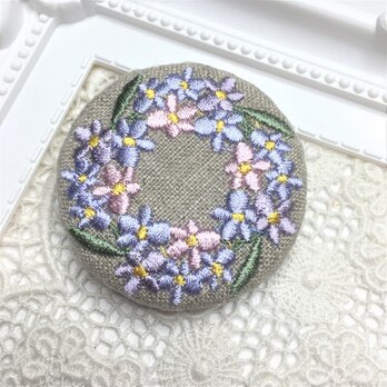 リネン　カロチャ風スミレのリース　パステル　刺繍のブローチ　丸　50ミリの画像