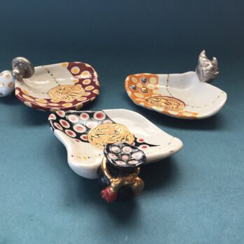 色絵貝形豆皿・(つづみ、鬼、キノコ)の画像