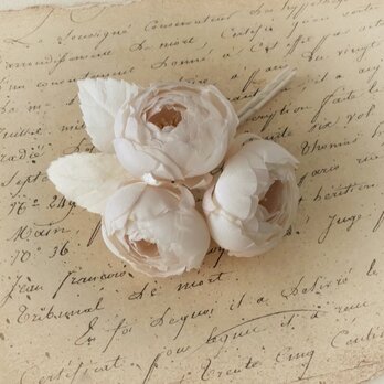 染め花のバラコサージュ(3輪・オフホワイト)の画像