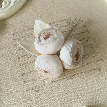 染め花のバラコサージュ(3輪・オフホワイト)