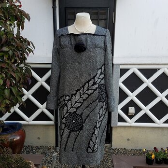 着物リメイク　高級　黒　しぼり　ワンピース(コサージュ付き)の画像