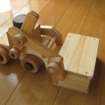 ひのきの木製働く車のおもちゃ（ローダー車）の画像