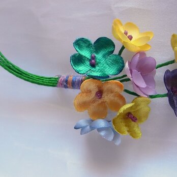 春色の梅小花コサージュ（黄×紫×青系）の画像