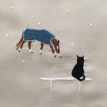 ハンカチ 冬の馬と黒猫の画像