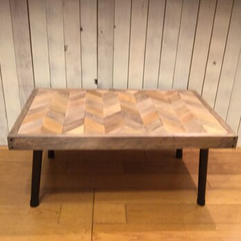 スクラップウッドのヘリンボーンローテーブル（折りたたみテーブル）の画像