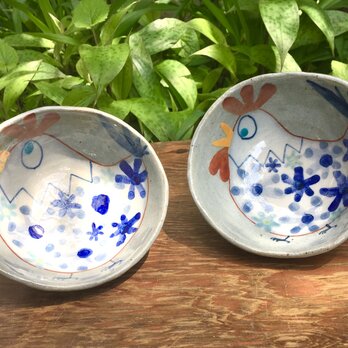 再出品　青い花の咲くニワトリご飯茶碗の画像