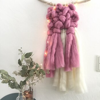 ピンクの羊毛と流木のハンギングの画像