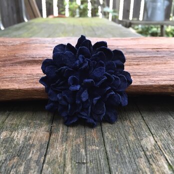 革花のブローチピン Lサイズ 紺の画像