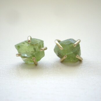 【再販】  原石ペリドット4本爪のポストピアス　ゴールドフィルドポスト　