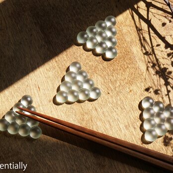【４個セット】● つや消しガラスの箸置き -「 まるいガラス 」・10 balls ・三角の画像