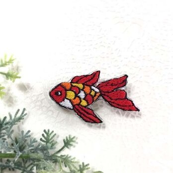 手刺繍ブローチ＊金魚の画像