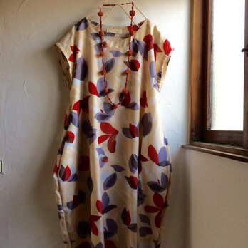 フラワープリント　ドロップポケット　コクーンジャンパースカート　ベージュの画像