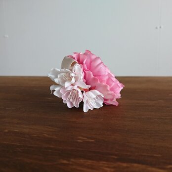 桜を添えたラナンキュラスのコサージュの画像